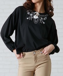【HERCLOSET】タッセル付き花柄刺繍ブラウス