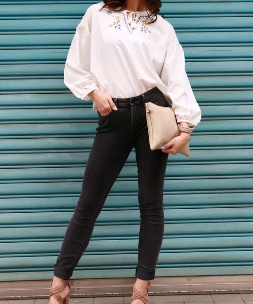 HER CLOSET(ハークローゼット)の「【HERCLOSET】タッセル付き花柄刺繍ブラウス(Tシャツ/カットソー・レディース・ホワイト/ブラック/オレンジ/サックスブルー・M)」の17枚目の写真