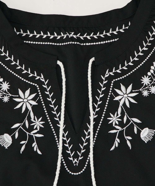 HER CLOSET(ハークローゼット)の「【HERCLOSET】タッセル付き花柄刺繍ブラウス(Tシャツ/カットソー・レディース・ホワイト/ブラック/オレンジ/サックスブルー・M)」の12枚目の写真