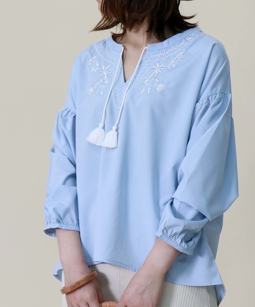 HER CLOSET(ハークローゼット)の「【HERCLOSET】タッセル付き花柄刺繍ブラウス(Tシャツ/カットソー・レディース・ホワイト/ブラック/オレンジ/サックスブルー・M)」の11枚目の写真