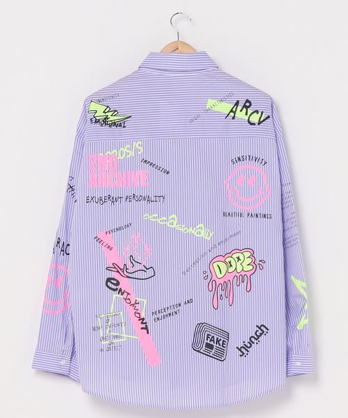 KOM（ドットコム）の「『.kom』ネオンスマイルプリントシャツ/オーバー