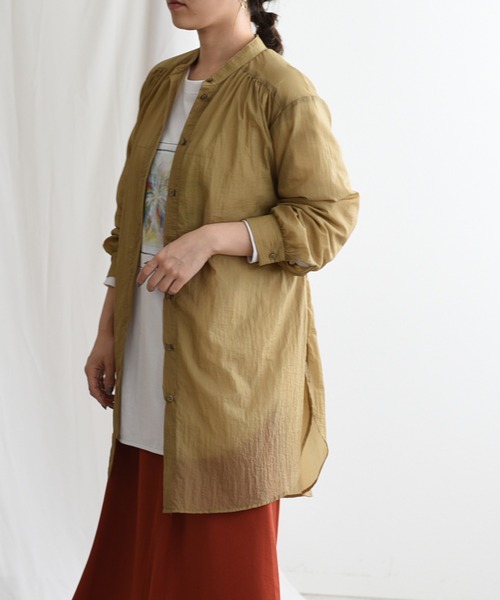 LHELBIE（レルビエ）の「バンドカラーシアーロングシャツ（シャツ/ブラウス・レディース・ベージュ/カーキ/キャメル・M）」の2枚目の写真