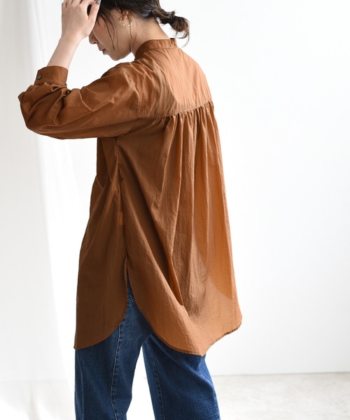 LHELBIE（レルビエ）の「バンドカラーシアーロングシャツ（シャツ/ブラウス・レディース・ベージュ/カーキ/キャメル・M）」の20枚目の写真