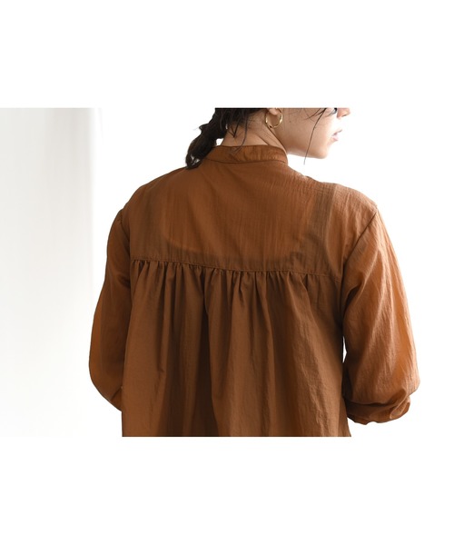 LHELBIE（レルビエ）の「バンドカラーシアーロングシャツ（シャツ/ブラウス・レディース・ベージュ/カーキ/キャメル・M）」の21枚目の写真
