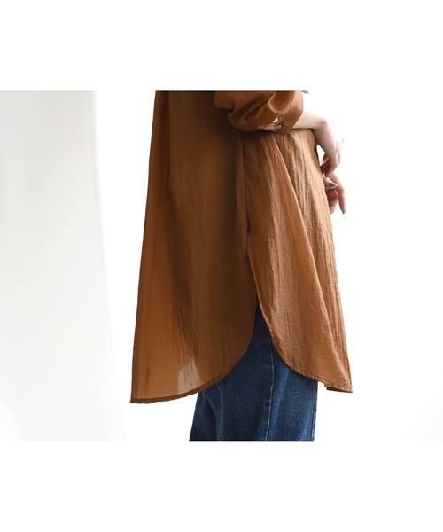 LHELBIE（レルビエ）の「バンドカラーシアーロングシャツ（シャツ/ブラウス・レディース・ベージュ/カーキ/キャメル・M）」の17枚目の写真