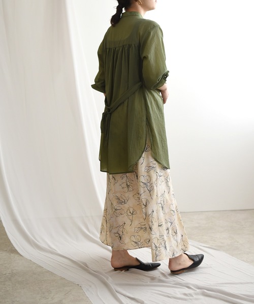 LHELBIE（レルビエ）の「バンドカラーシアーロングシャツ（シャツ/ブラウス・レディース・ベージュ/カーキ/キャメル・M）」の14枚目の写真