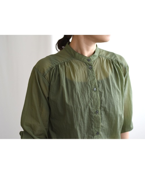 LHELBIE（レルビエ）の「バンドカラーシアーロングシャツ（シャツ/ブラウス・レディース・ベージュ/カーキ/キャメル・M）」の22枚目の写真