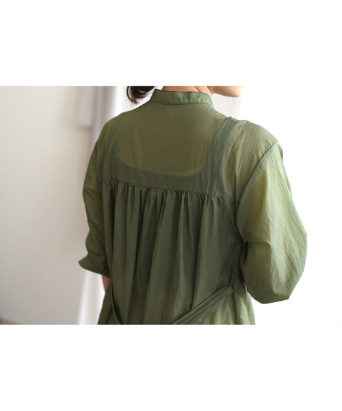 LHELBIE（レルビエ）の「バンドカラーシアーロングシャツ（シャツ/ブラウス・レディース・ベージュ/カーキ/キャメル・M）」の18枚目の写真