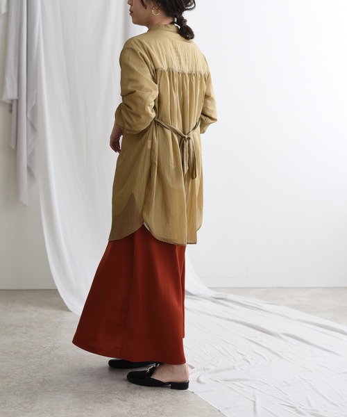 LHELBIE（レルビエ）の「バンドカラーシアーロングシャツ（シャツ/ブラウス・レディース・ベージュ/カーキ/キャメル・M）」の11枚目の写真