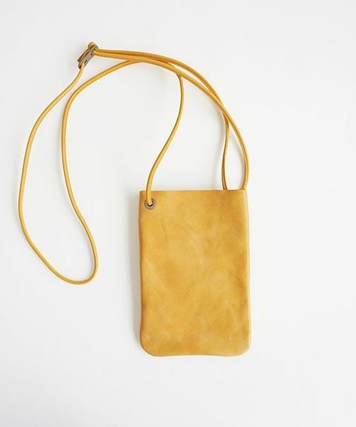 ARTS & CRAFTS(アーツアンドクラフト)の「アーツアンドクラフツ / VEGETABLE HORSE LEATHER べジタブルホースレザー / FLAT SHOULDER S フラットショルダーS(ショルダーバッグ・レディース・チョコ/グレー/グレイッシュベージュ/ブラック/イエロー/キャメル/オリーブ・FREE)」の6枚目の写真