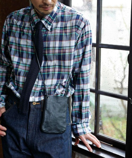 ARTS & CRAFTS(アーツアンドクラフト)の「アーツアンドクラフツ / VEGETABLE HORSE LEATHER べジタブルホースレザー / FLAT SHOULDER S フラットショルダーS(ショルダーバッグ・レディース・チョコ/グレー/グレイッシュベージュ/ブラック/イエロー/キャメル/オリーブ・FREE)」の17枚目の写真