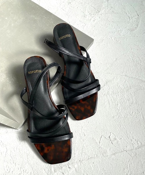 SOROTTO（ソロット）の「華奢ストラップデザインのクリアヒールスクエアトゥサンダル（サンダル・レディース・アイボリー/グリーン系その他/シルバー/ブラック/ブラウン/パープル/パイソン・S/L/LL/M）」の2枚目の写真