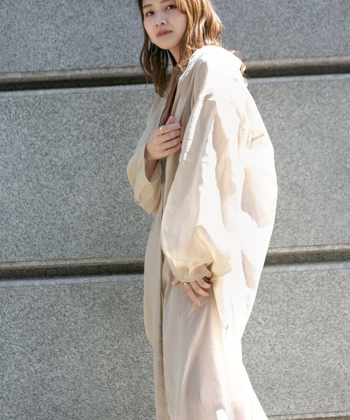 KBF+(ケービーエフプラス)の「KBF+ シアーリネンスリットスリーブシャツガウン∴(その他アウター・レディース・ライトベージュ/オレンジ系その他・ONE)」の2枚目の写真