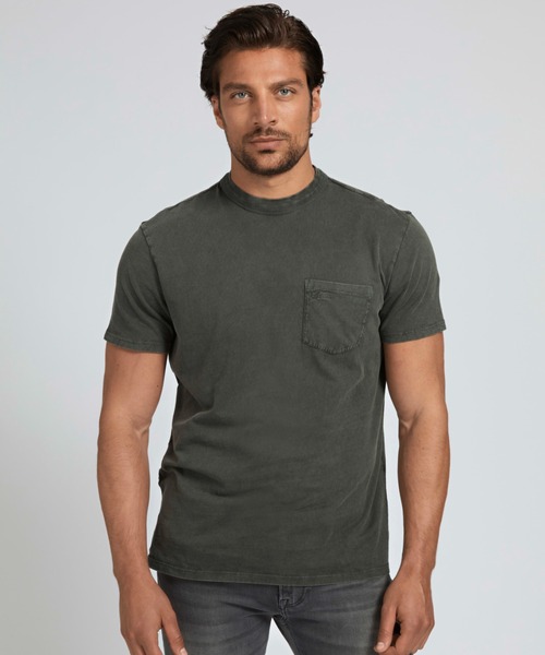 Guess（ゲス）の「Sueded Jersey Tee（Tシャツ/カットソー・メンズ・ホワイト/ライトブルー/ベージュ/ブラウン/ダークグレー・SMALL/MEDIUM/LARGE/X-LARGE）」の2枚目の写真