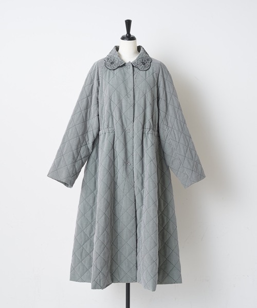BEARDSLEY（ビアズリー）の「襟元のスカラ刺繍が女性らしく軽い着心地 花襟ギンガムキルトコート（その他アウター・レディース・ブラック・FREE）」の2枚目の写真
