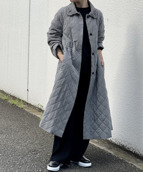 BEARDSLEY（ビアズリー）の「襟元のスカラ刺繍が女性らしく軽い着心地 花襟ギンガムキルトコート（その他アウター・レディース・ブラック・FREE）」の4枚目の写真