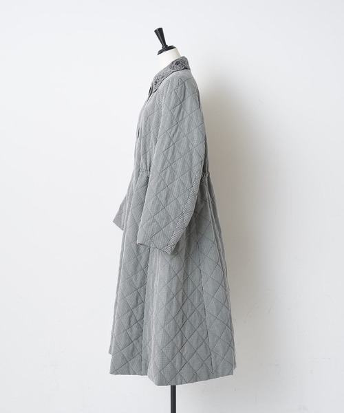 BEARDSLEY（ビアズリー）の「襟元のスカラ刺繍が女性らしく軽い着心地 花襟ギンガムキルトコート（その他アウター・レディース・ブラック・FREE）」の6枚目の写真
