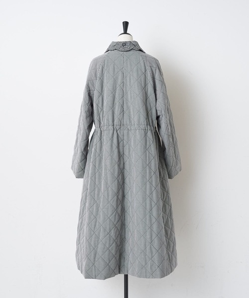 BEARDSLEY（ビアズリー）の「襟元のスカラ刺繍が女性らしく軽い着心地 花襟ギンガムキルトコート（その他アウター・レディース・ブラック・FREE）」の7枚目の写真