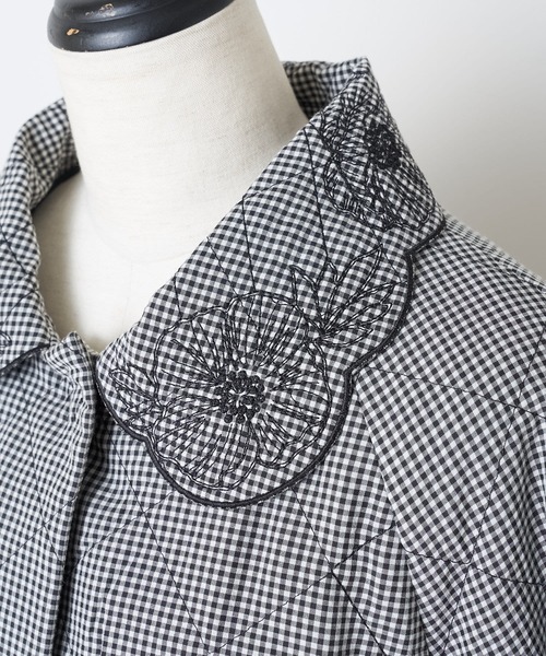 BEARDSLEY（ビアズリー）の「襟元のスカラ刺繍が女性らしく軽い着心地 花襟ギンガムキルトコート（その他アウター・レディース・ブラック・FREE）」の9枚目の写真