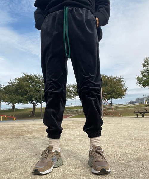 anown（アノン）の「配色スピンドル　ベロアジョガーパンツ【ファッションインフルエンサー yoshinariami × anown 限定コラボ】（その他パンツ・レディース・ブラック/ダークグリーン/ベージュ・FREE）」の2枚目の写真