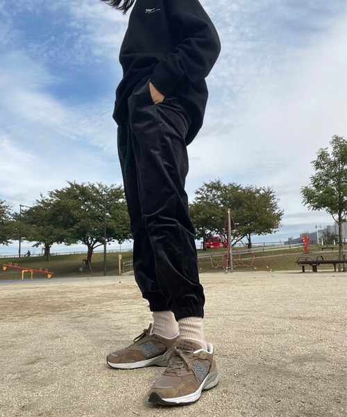 anown（アノン）の「配色スピンドル　ベロアジョガーパンツ【ファッションインフルエンサー yoshinariami × anown 限定コラボ】（その他パンツ・レディース・ブラック/ダークグリーン/ベージュ・FREE）」の4枚目の写真