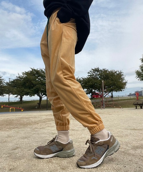 anown（アノン）の「配色スピンドル　ベロアジョガーパンツ【ファッションインフルエンサー yoshinariami × anown 限定コラボ】（その他パンツ・レディース・ブラック/ダークグリーン/ベージュ・FREE）」の5枚目の写真