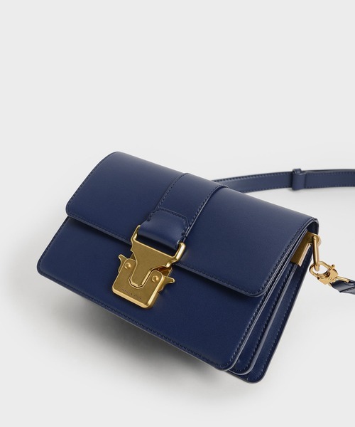 CHARLES & KEITH（チャールズ & キース）の「メタリックアクセント ショルダーバッグ / Metallic Accent Shoulder Bag（ショルダーバッグ・レディース・ネイビー/バーガンディー/ライトベージュ/ブラック・M）」の11枚目の写真