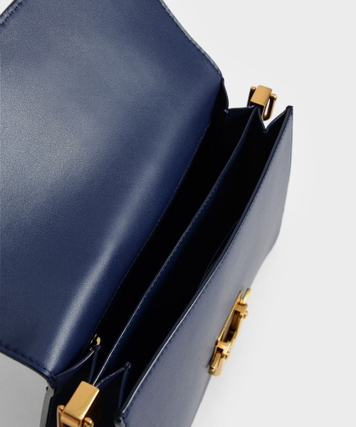 CHARLES & KEITH（チャールズ & キース）の「メタリックアクセント ショルダーバッグ / Metallic Accent Shoulder Bag（ショルダーバッグ・レディース・ネイビー/バーガンディー/ライトベージュ/ブラック・M）」の9枚目の写真