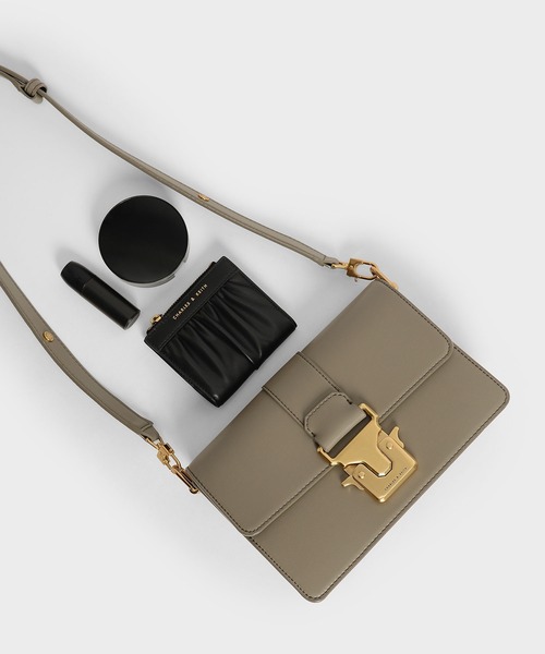 CHARLES & KEITH（チャールズ & キース）の「メタリックアクセント ショルダーバッグ / Metallic Accent Shoulder Bag（ショルダーバッグ・レディース・ネイビー/バーガンディー/ライトベージュ/ブラック・M）」の15枚目の写真