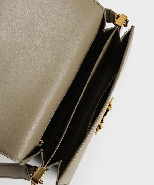 CHARLES & KEITH（チャールズ & キース）の「メタリックアクセント ショルダーバッグ / Metallic Accent Shoulder Bag（ショルダーバッグ・レディース・ネイビー/バーガンディー/ライトベージュ/ブラック・M）」の13枚目の写真