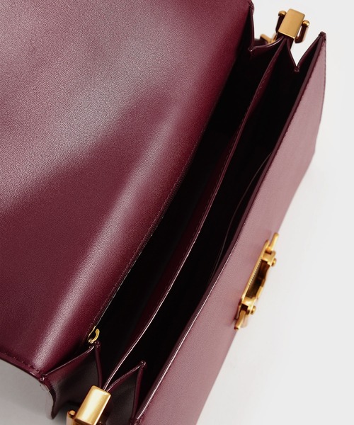 CHARLES & KEITH（チャールズ & キース）の「メタリックアクセント ショルダーバッグ / Metallic Accent Shoulder Bag（ショルダーバッグ・レディース・ネイビー/バーガンディー/ライトベージュ/ブラック・M）」の5枚目の写真