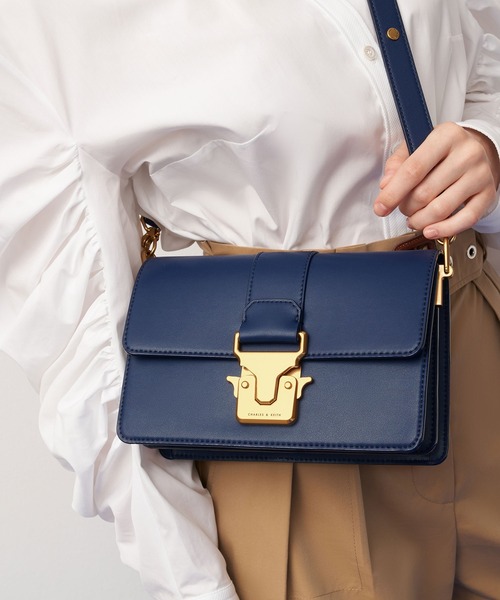 CHARLES & KEITH（チャールズ & キース）の「メタリックアクセント ショルダーバッグ / Metallic Accent Shoulder Bag（ショルダーバッグ・レディース・ネイビー/バーガンディー/ライトベージュ/ブラック・M）」の22枚目の写真