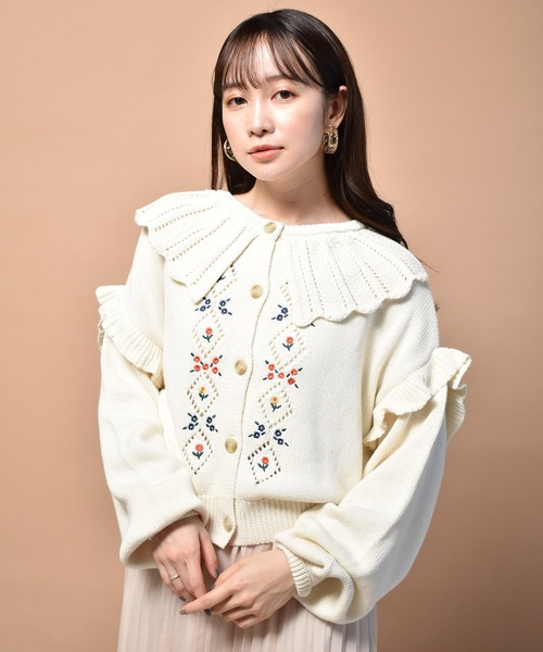 ems excite（エムズエキサイト）の「フラワー刺繍カーデ