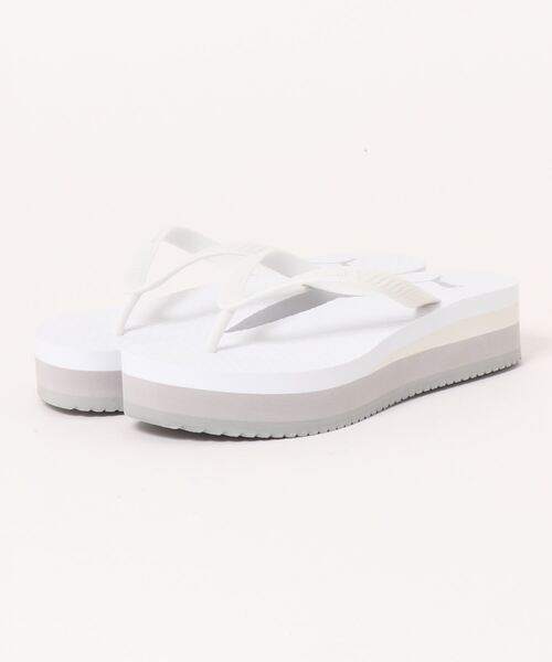 PUMA（プーマ）の「PUMA プーマ ウィメンズ コンフィー フリップ プラットフォーム サンダル（サンダル・レディース・ホワイト/ブラック×グレー・26.0cm/24.0cm/25.0cm/23.0cm/22.0cm）」の2枚目の写真