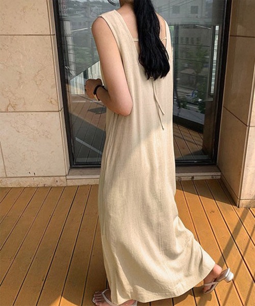 Chaco closet(チャコ クローゼット)の「バックリボンノースリーブロングワンピース(ワンピース・レディース・ブラック/アイボリー・FREE)」の2枚目の写真