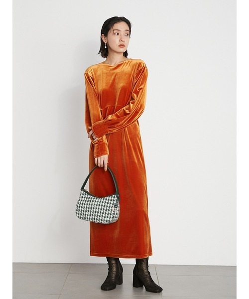 LILY BROWN（リリーブラウン）の「ラウンドショルダー