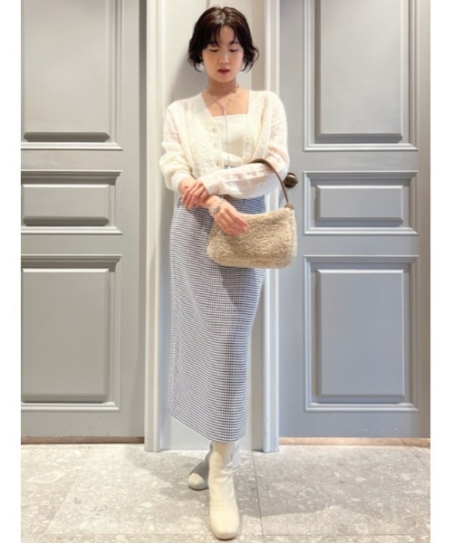 LILY BROWN（リリーブラウン）の「ラウンドショルダー