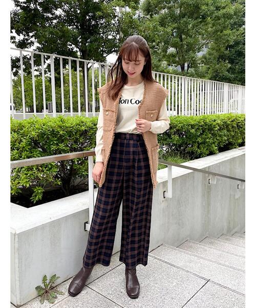 上品でクラシカルなツイードジレ