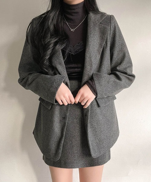 SONA(ソナ)の「SONYUNARA ベーシックジャケット+バックバンディングミニスカートSET(セットアップ・レディース・チャコールグレー・FREE)」の9枚目の写真