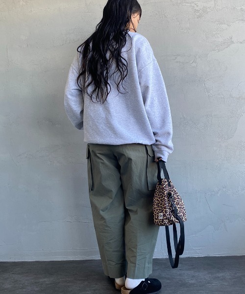 SCREEN STARS（スクリーンスターズ）の「[SCREEN STARS/スクリーンスターズ] 別注 ダメージ加工 カレッジロゴクルーネックスウェット（スウェット・レディース・ダークグリーン/ブラック/グレー・L/M）」の13枚目の写真