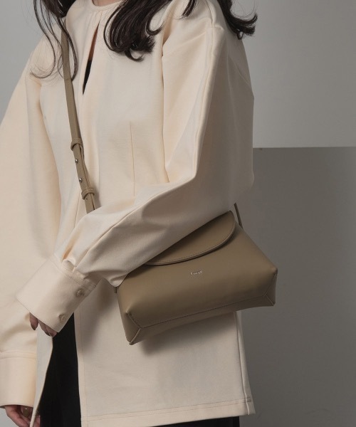 lawgy（ラウジー）の「front curve compact bag（ショルダーバッグ・レディース・ブラック/ブラウン/ベージュ・FREE）」の6枚目の写真