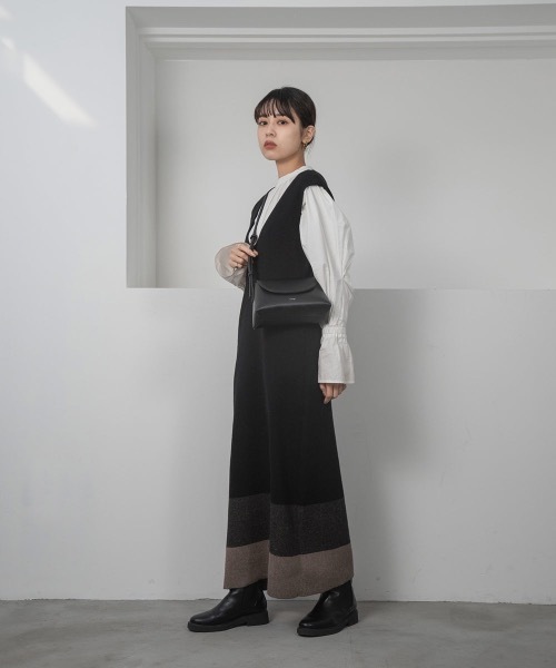 lawgy（ラウジー）の「front curve compact bag（ショルダーバッグ・レディース・ブラック/ブラウン/ベージュ・FREE）」の8枚目の写真