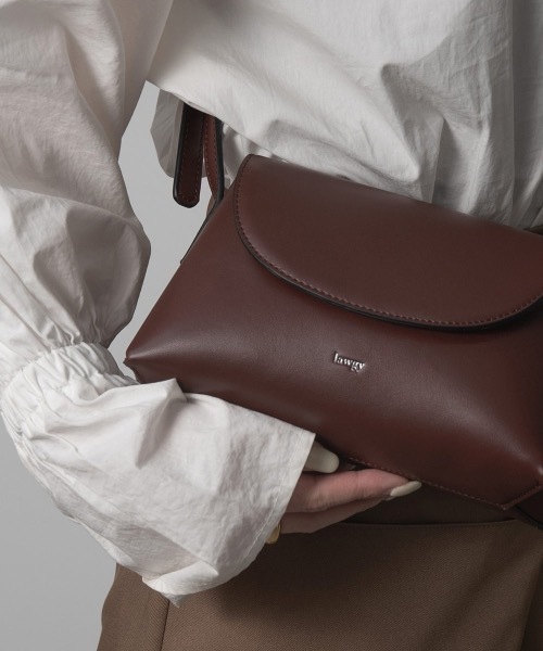 lawgy（ラウジー）の「front curve compact bag（ショルダーバッグ・レディース・ブラック/ブラウン/ベージュ・FREE）」の9枚目の写真