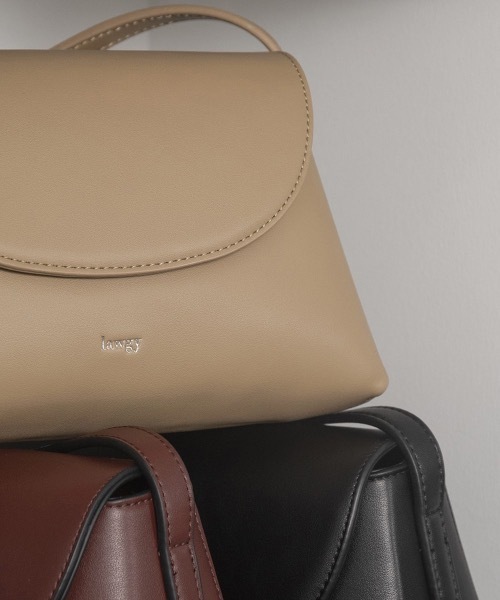 lawgy（ラウジー）の「front curve compact bag（ショルダーバッグ・レディース・ブラック/ブラウン/ベージュ・FREE）」の14枚目の写真