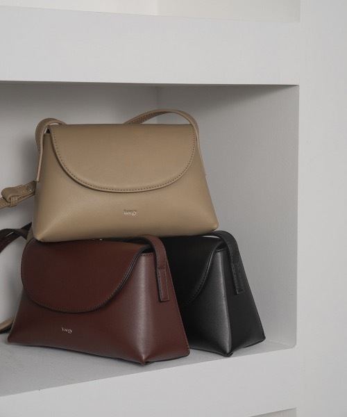 lawgy（ラウジー）の「front curve compact bag（ショルダーバッグ・レディース・ブラック/ブラウン/ベージュ・FREE）」の11枚目の写真