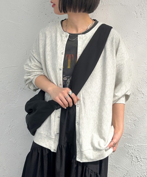 apres jour mignon(アプレジュールミニョン)の「ドットボタンBIGカーディガン【ZOZOTOWN限定アイテム】(カーディガン/ボレロ・レディース・ナチュラル/アイボリー/ブラック/グリーン/オレンジ・フリー/X-LARGE)」の4枚目の写真