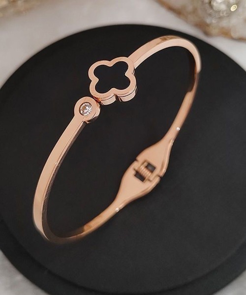 Coo+i(クーイ)の「クローバーバングル(バングル/リストバンド・レディース・ブラック/ホワイト・FREE)」の1枚目の写真