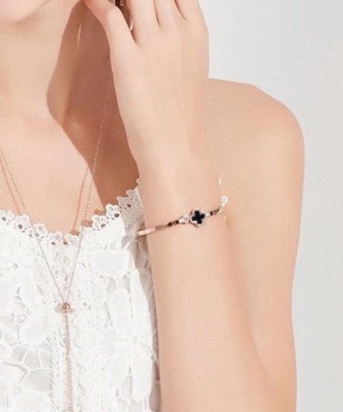 Coo+i(クーイ)の「クローバーバングル(バングル/リストバンド・レディース・ブラック/ホワイト・FREE)」の8枚目の写真