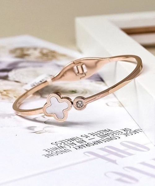 Coo+i(クーイ)の「クローバーバングル(バングル/リストバンド・レディース・ブラック/ホワイト・FREE)」の13枚目の写真