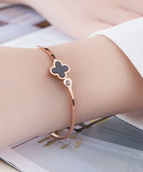 Coo+i(クーイ)の「クローバーバングル(バングル/リストバンド・レディース・ブラック/ホワイト・FREE)」の7枚目の写真